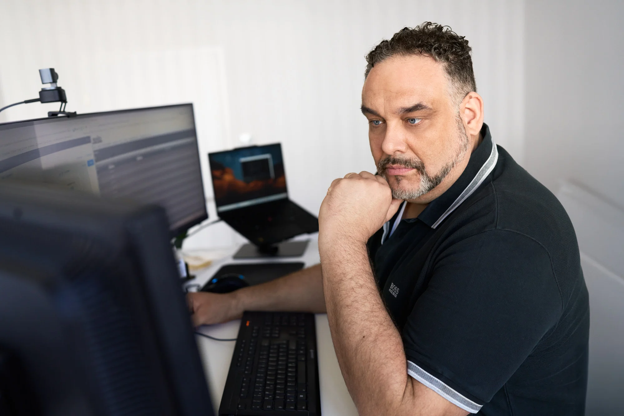 Stefan Schmitt, Geschäftsführer von Provitex, am Arbeitsplatz.