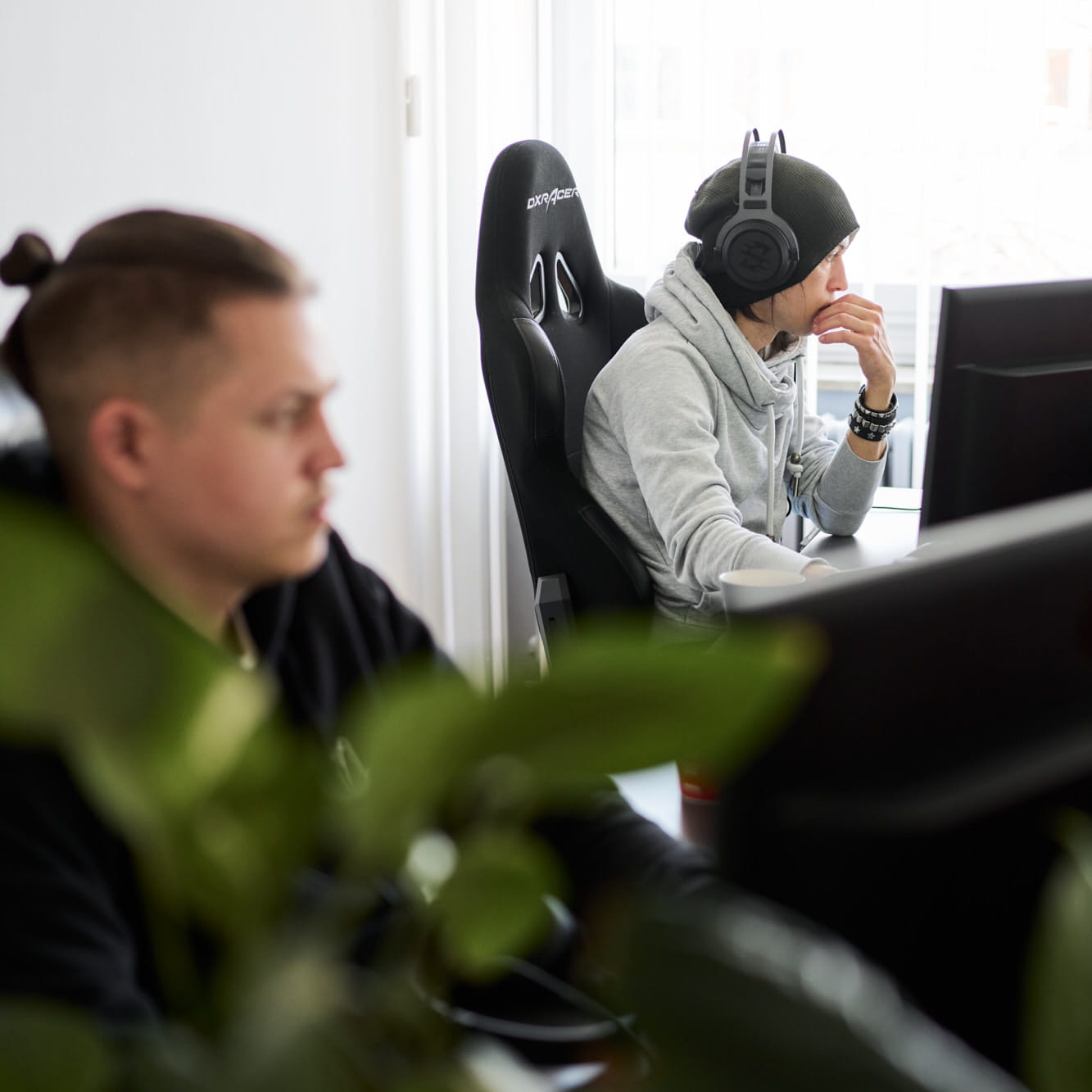 Zwei Provitex-Mitarbeiter arbeiten gemeinsam an einem Bildschirm